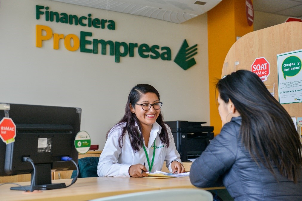 Xiomara Martínez, Kundenservice des peruanischen Oikocredit Partners Financiera ProEmpresa (Mikrofinanzinstitution)