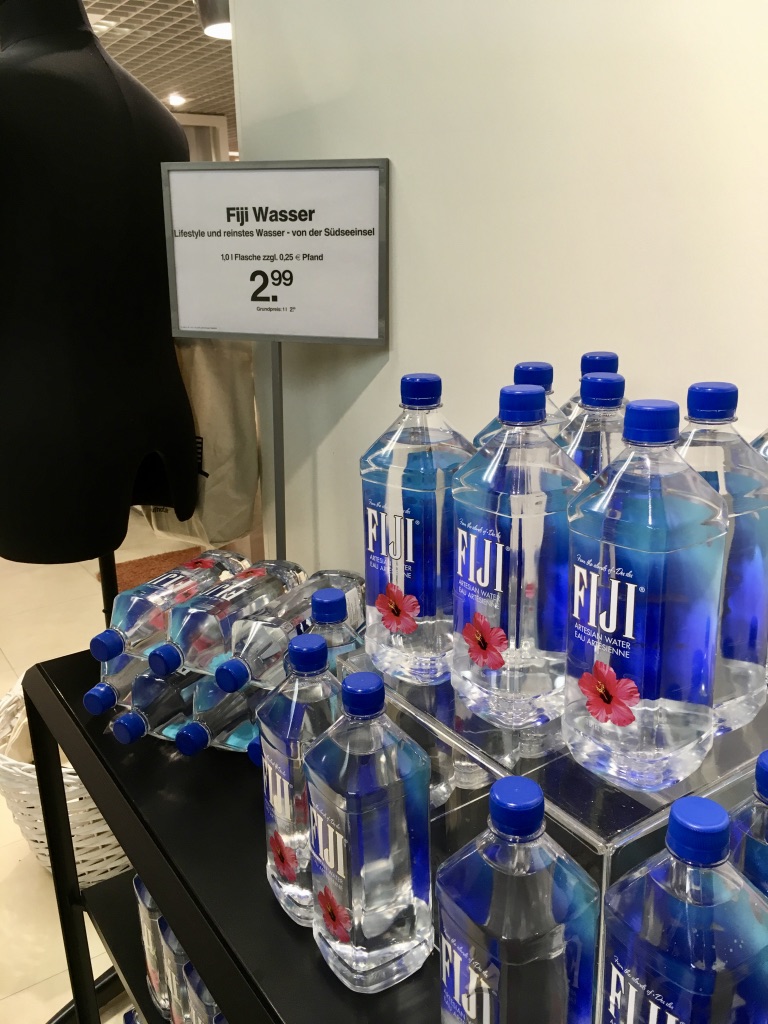 Fiji Wasser kann man auch in Deutschland kaufen
