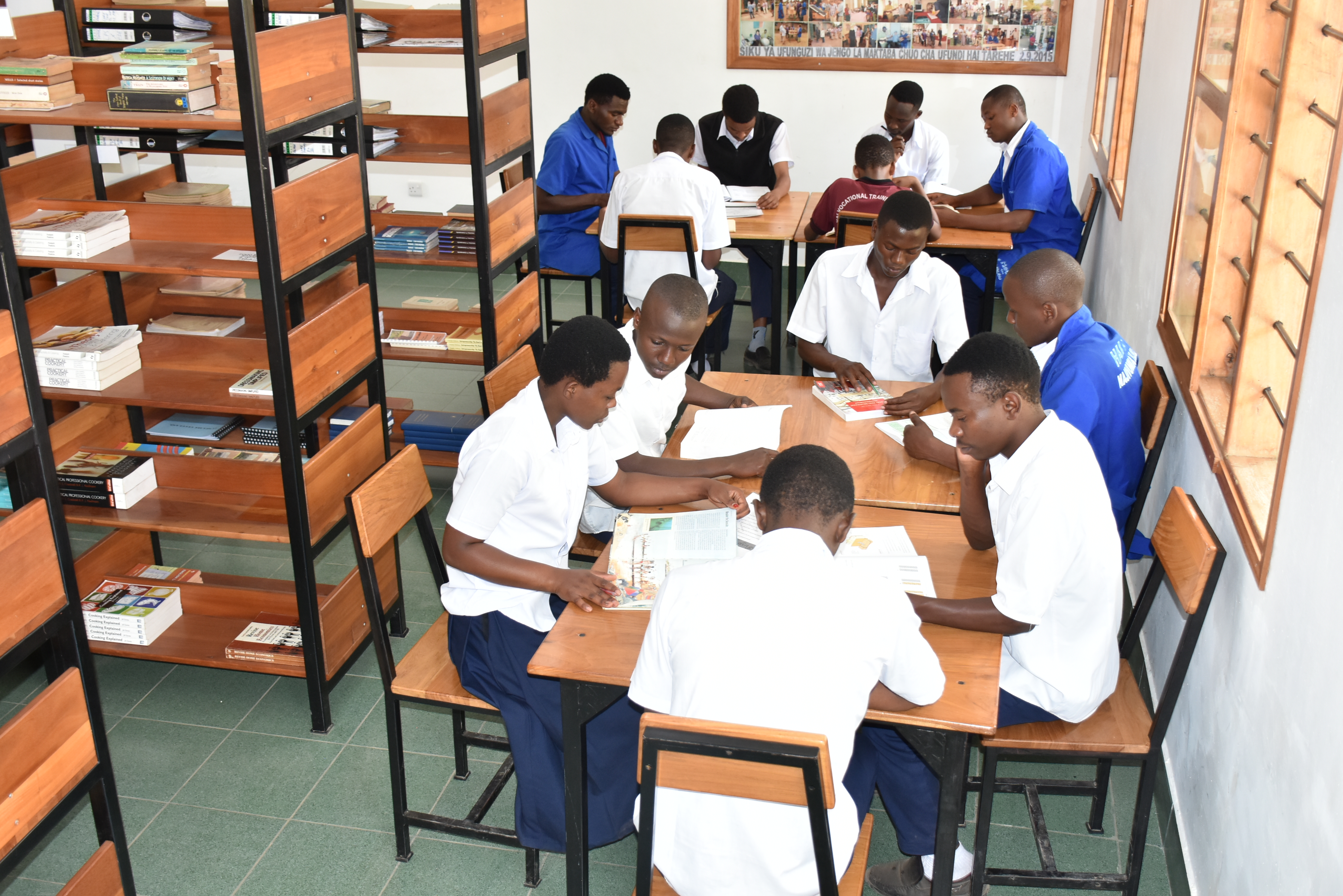 Schüler beim Lernen_ Handwerkliche Schule in Tansania Hai Gegend.