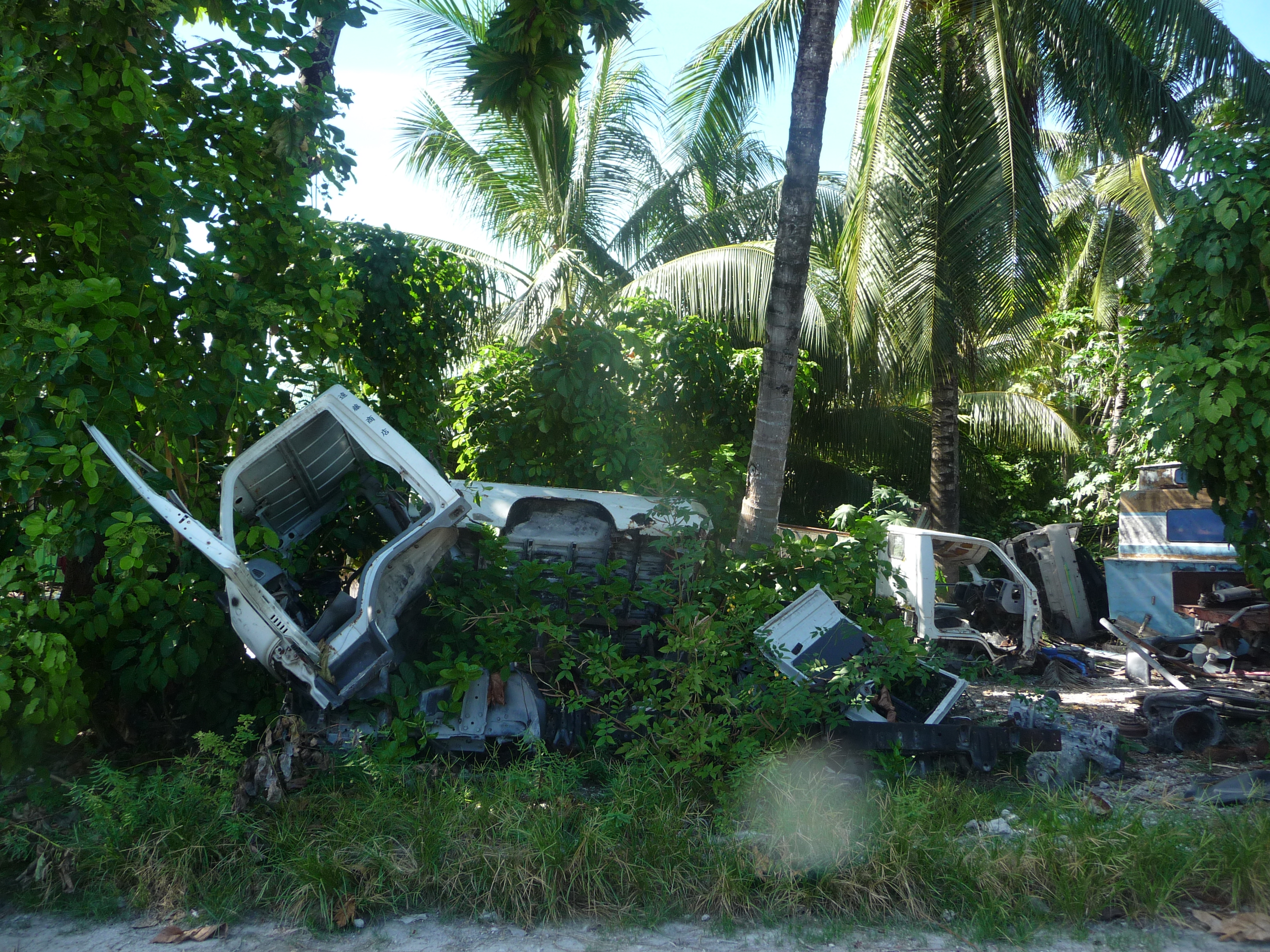 Abgewrackte Autos am Strand von Kiribati. Es fehlt an Geld und Material zur Reparatur.  Foto: Oliver Hasenkamp